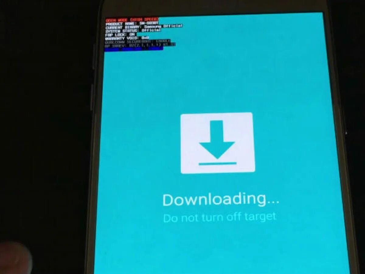 Самсунг do not turn off target. Downloading do not turn off target. На самсунге downloading do not turn off target. Samsung голубой экран downloading. Телефон завис экран не реагирует