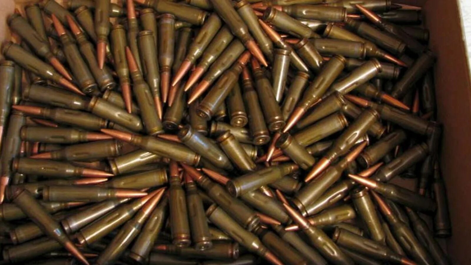 Контрабанда оружия. Кейс под пистолет. Контейнер с патронами в огнестрельном оружии. Завод по производству патронов 7. Боевой патрон 5.