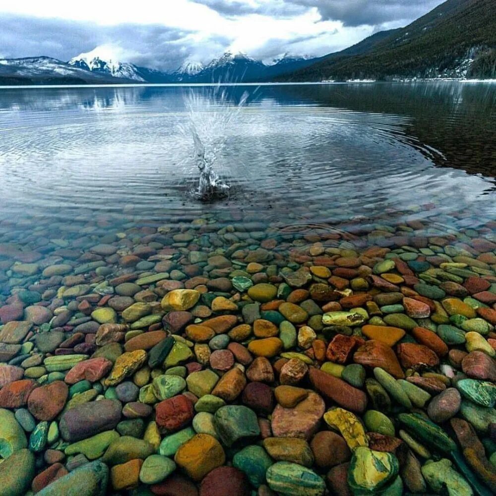 Воды байкала чисты и прозрачны. Озеро Макдональд Монтана США. Озеро Макдональд штат Монтана. Озеро Макдональд Монтана США фото. Озеро Макдональд камни.