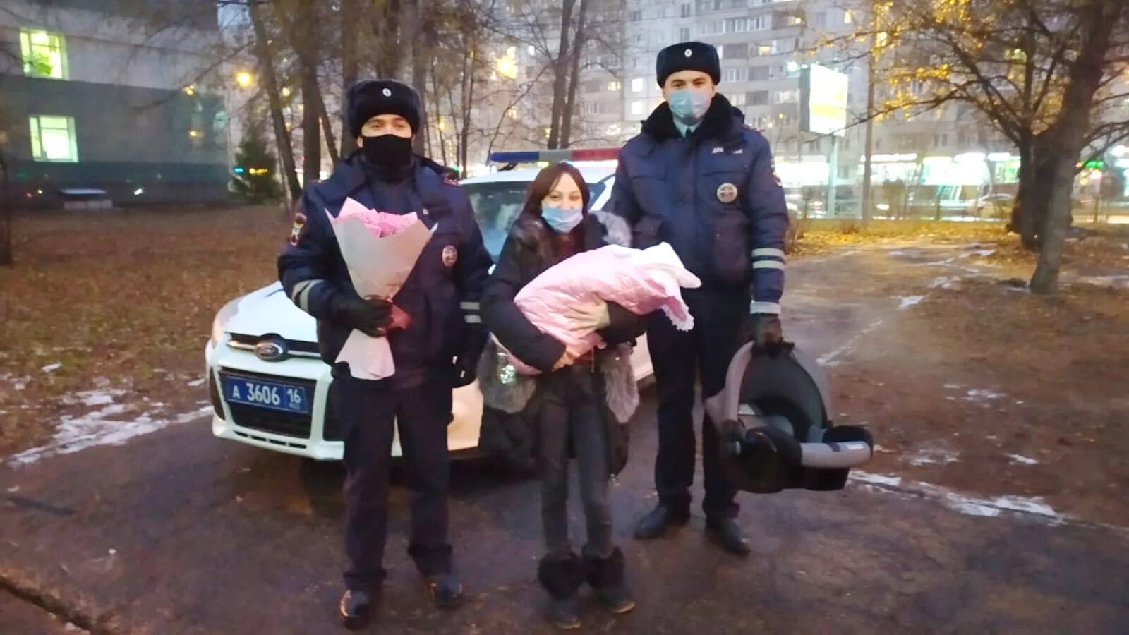 В казани ребенок в машине. В казани ребенок в машине. Девочка 6 месяцев задохнулась в машине. Видео вказани инспектора дпс спасли ребёнка запертого в машине. Оставление ребенка в машине.