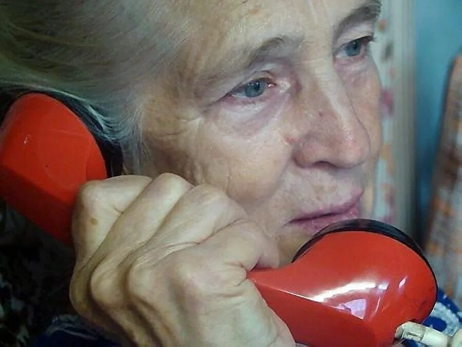 Бабушка с телефонной трубкой. Пожилая женщина с телефонной трубкой. Бабка с трубкой телефона. Пожилая мама с телефоном. Позвони мама 1
