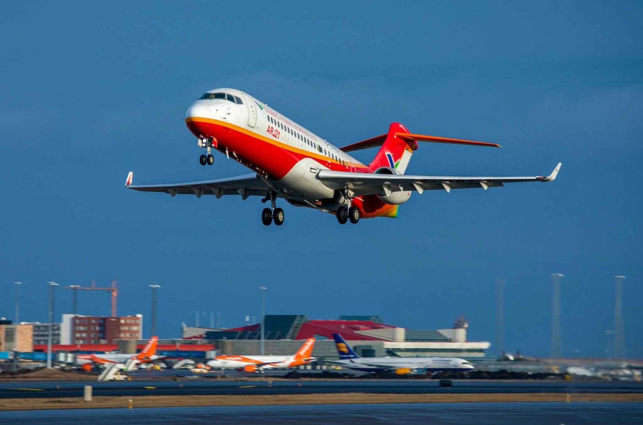 Рейс москва китай самолетом. Comac arj21-700 самолет. Пассажирский самолет с919. Arj21 самолет КНР. Arj21-700.