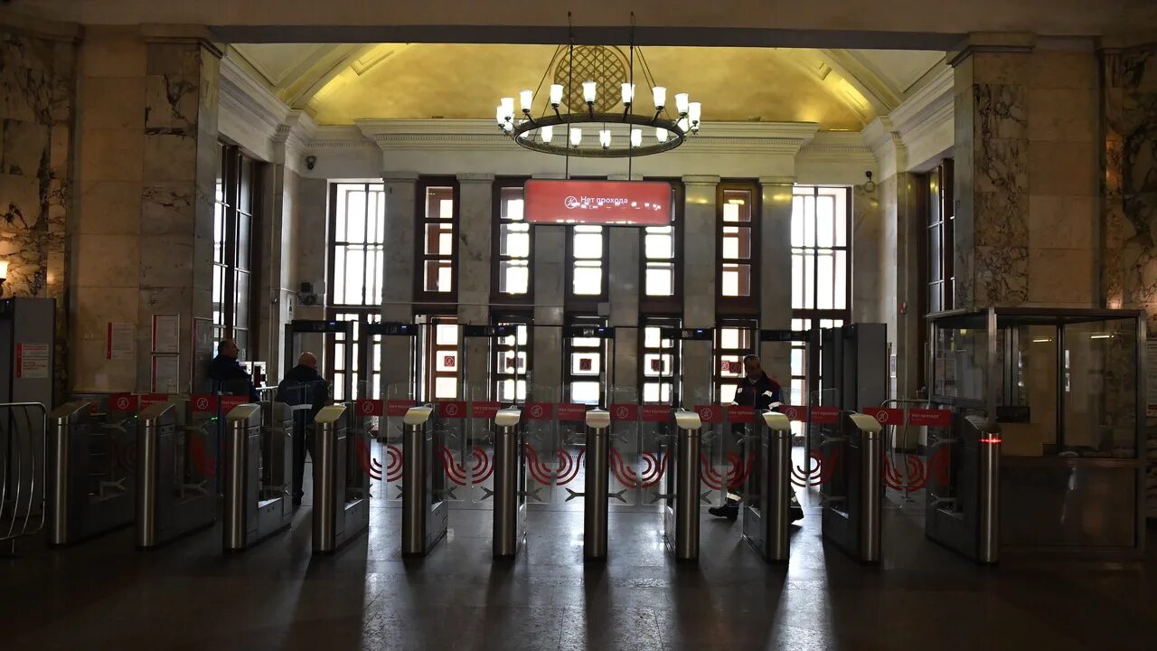 Вестибюль 5 букв. Станция метро нарвская вестибюль. Вестибюль университета. Воробьёвы горы москва колледж. Интерьер холла общественного здания.