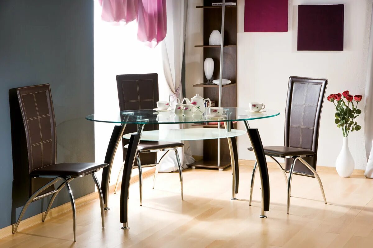 Стол кухонный. Современный кухонный стол. Кухонный стол и стулья. Стеклянный стол в интерьере.