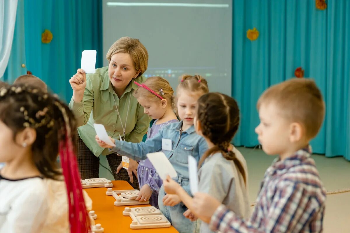 Учитель и дети. Воспитатель с детьми. Педагогическое мероприятие с детьми. Занятие с детьми на конкурс воспитатель года. Педагогические мероприятия в школе