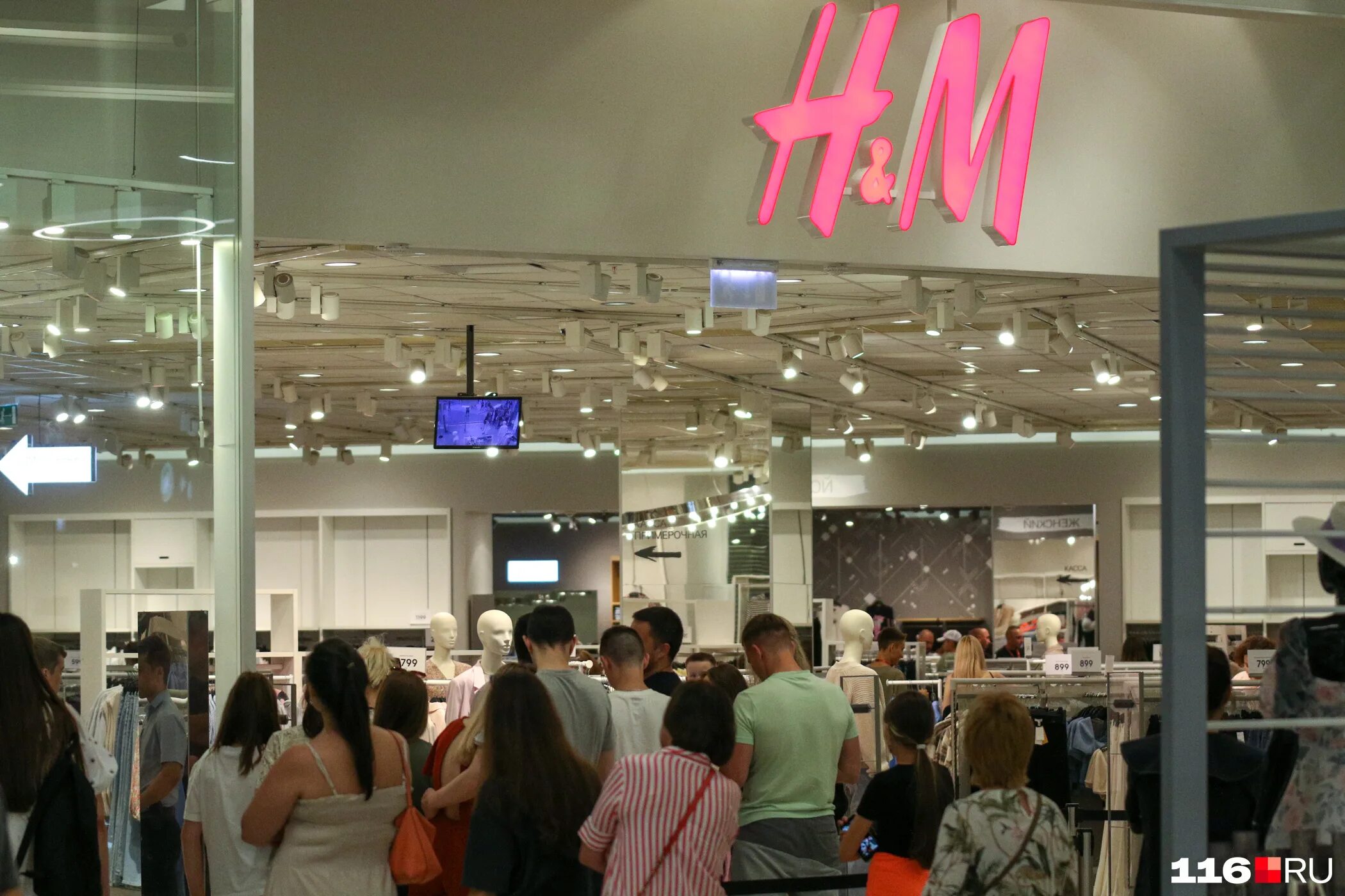 H m время работы. магазин эйч энд эм. H m фото магазина. мега казань h&m. магазин h m тверская 16.