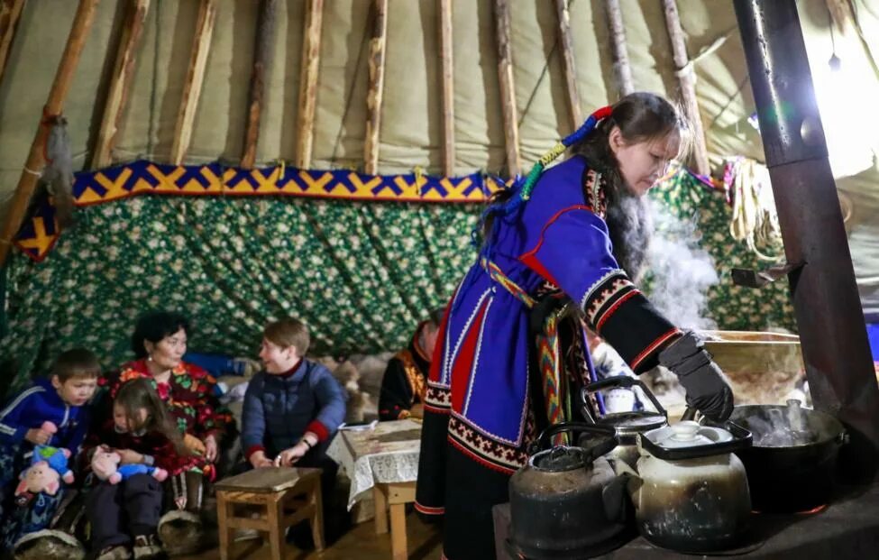 Народы ямало ненецкого автономного. Ненцы Ямало Ненецкий автономный округ. Коренные народы Ямало-Ненецкого автономного округа. Ненецкий автономный округ коренные ж. Ямало-Ненецкий автономный округ жизнь ненцев.