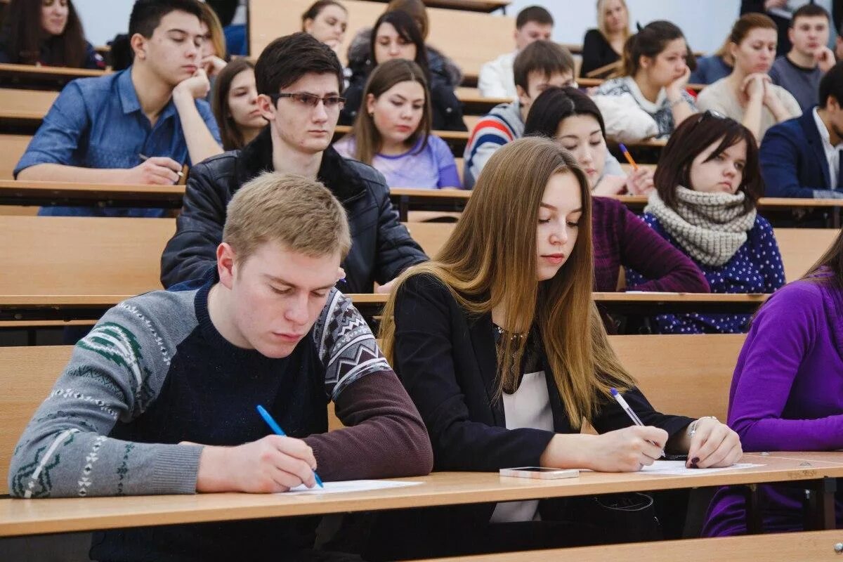 Student speech. Выступление студентов. Студент выступает с докладом. Речь студентов. Выступление студентов на тему студенчество.