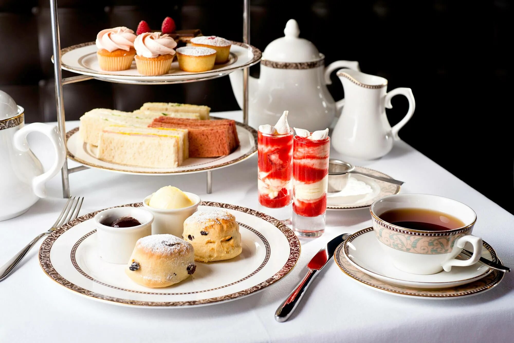 Чайная в англии. Английский чай afternoon tea. чайная церемония в англии файв оклок. afternoon tea: традиционное английское чаепитие. угощения к чаю в англии.