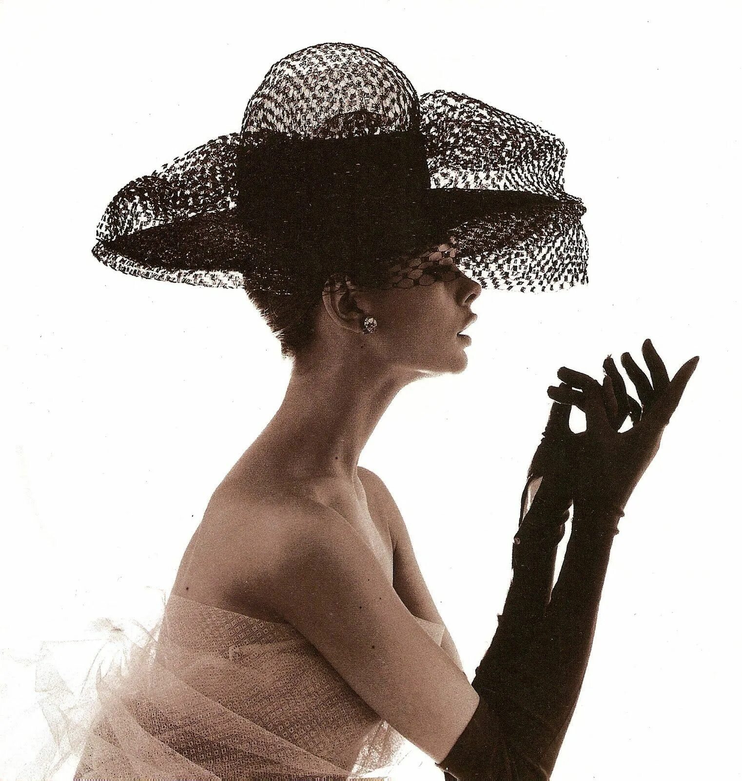 Изыскать. Одри Хепберн в шляпе с вуалью. Шляпа Christian Dior. Шляпа Кристиан диор. Планже шляпка Монро.