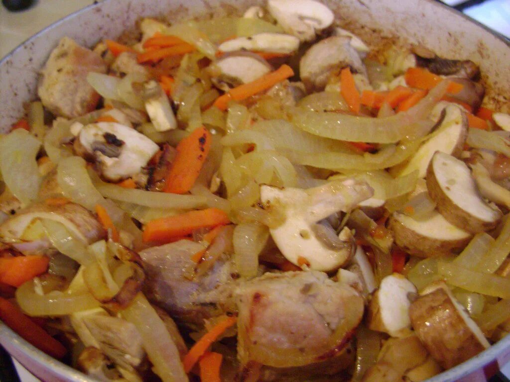 Тушеная капуста с мясом. Тушёная картошка с курицей. Тушёная капуста с курицей и грибами. Тушёная капуста с картошкой и курицей. Тушеная капуста с курицей.