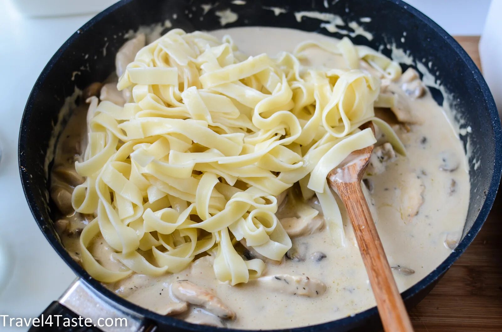 Приготовление лапши с сыром. Тальятелле паста с курицей и грибами. Лапша фетучини с шампиньонами. Спагетти в сливочном соусе. Паста с курицей и грибами в сливочном соусе.