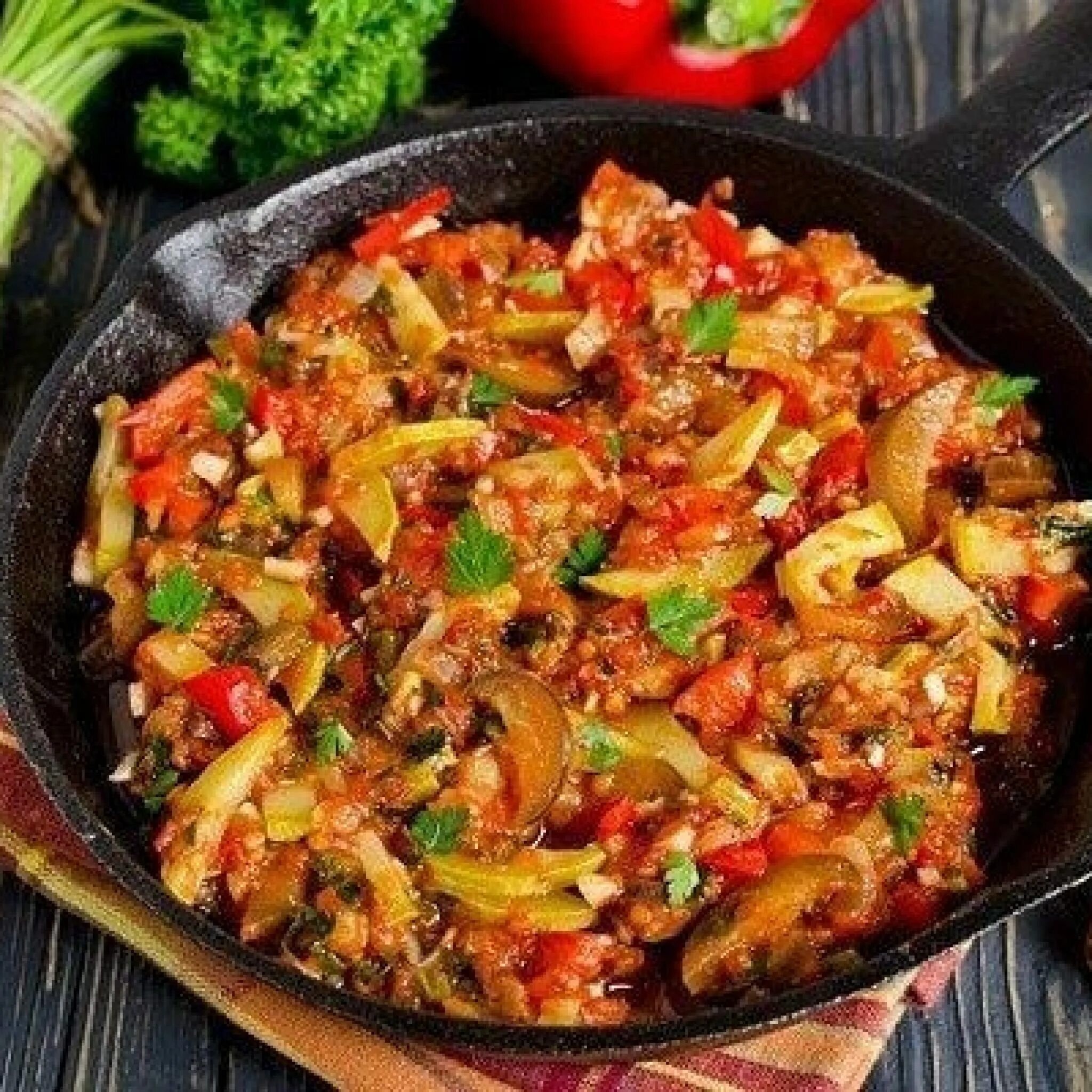 Овощное рагу стручковая фасоль морковь. Кабачок макаронный. Крылышки в духовке с овощами. Куриные крылышки с кабачками. Куриное филе тушеное с кабачками.