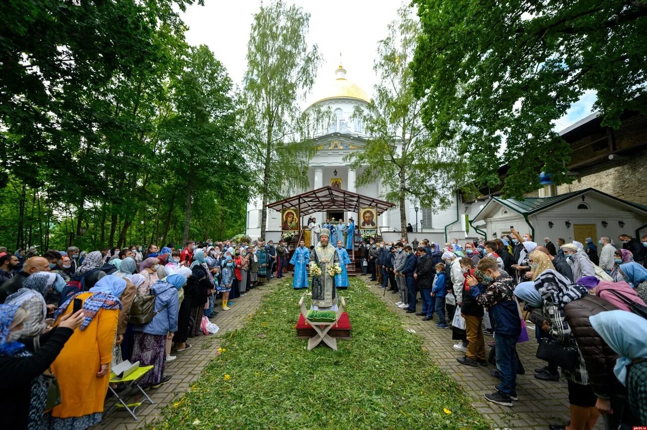 Успение Пресвятой Богородицы Псково Печерский монастырь. Праздник Успения Божией матери в Псково Печерском монастыре. Успение в Псково Печерском монастыре. Псково Печерский монастырь 28 августа.