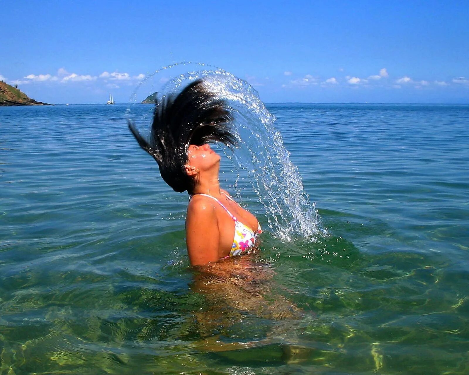 Эх отдых. Девушки на черном море. Брюнетка на море. Любительская фотосессия на море. Девушка купается в море.