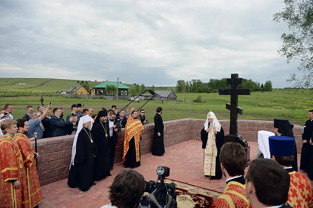 Патриарх посетил храм. Петропавловская Церковь в селе Уса Степановка. Патриарх в ауле