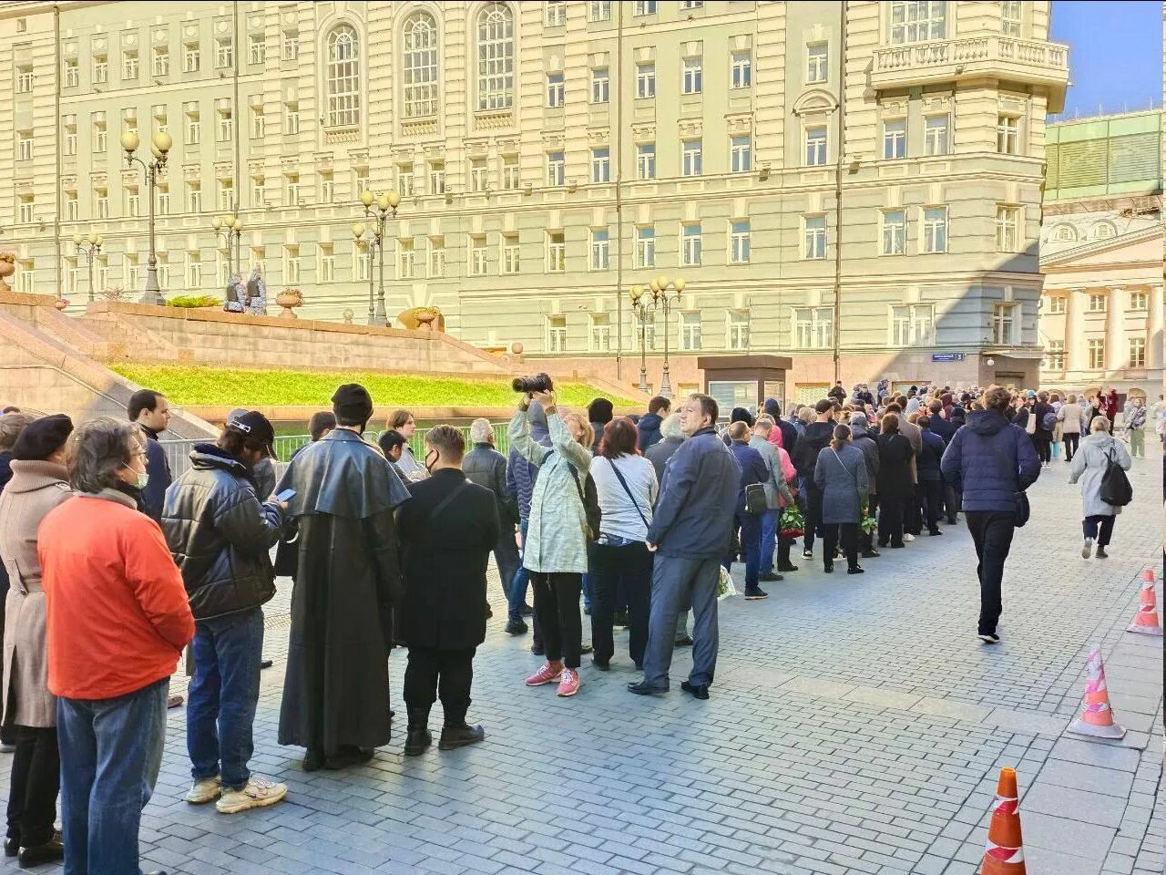 Люди на улице. Люди в очереди. Москва люди. Очередь в дом. Прощание тв