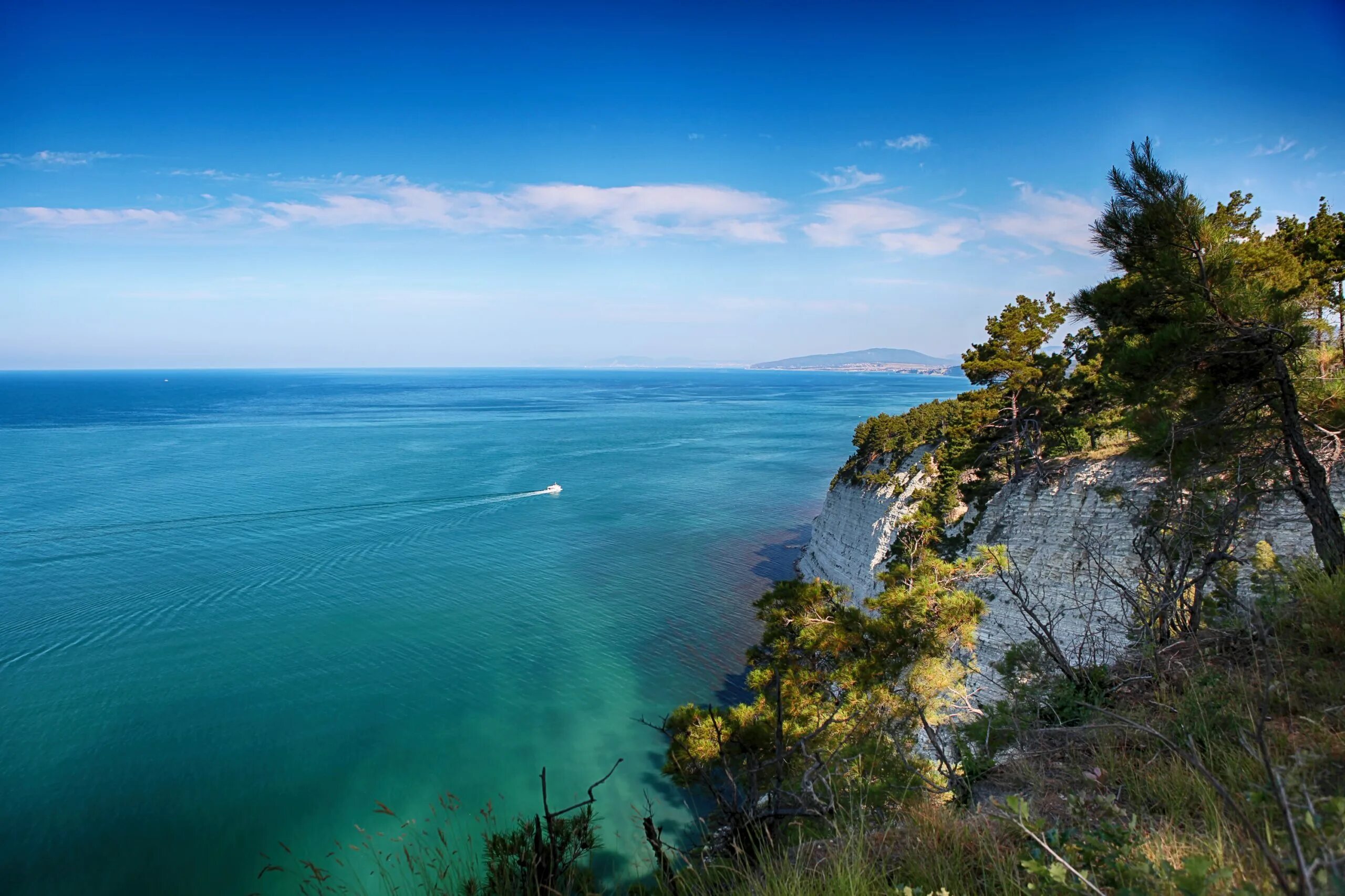 Черное море Краснодарский край. Черноморское побережье Крыма. Берег черного моря Крым. Черноморья Крыму горы.