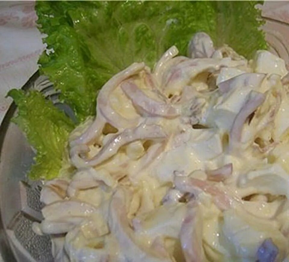 Рецепт кальмары с сыром. Салат Летучий голландец с кальмарами. Салат кальмары с сыром и чесноком. Салат из кальмаров с плавленым сыром. Салат из кальмаров и плавленого сыра.