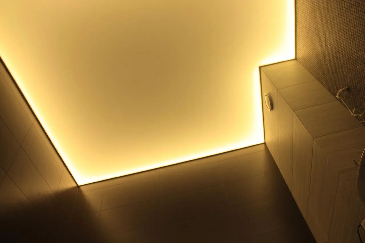 Подсветка теплый свет. Парящий потолок с подсветкой. Подсветка по периметру. Парящий потолок в ванной. Подсветка по периметру комнаты.
