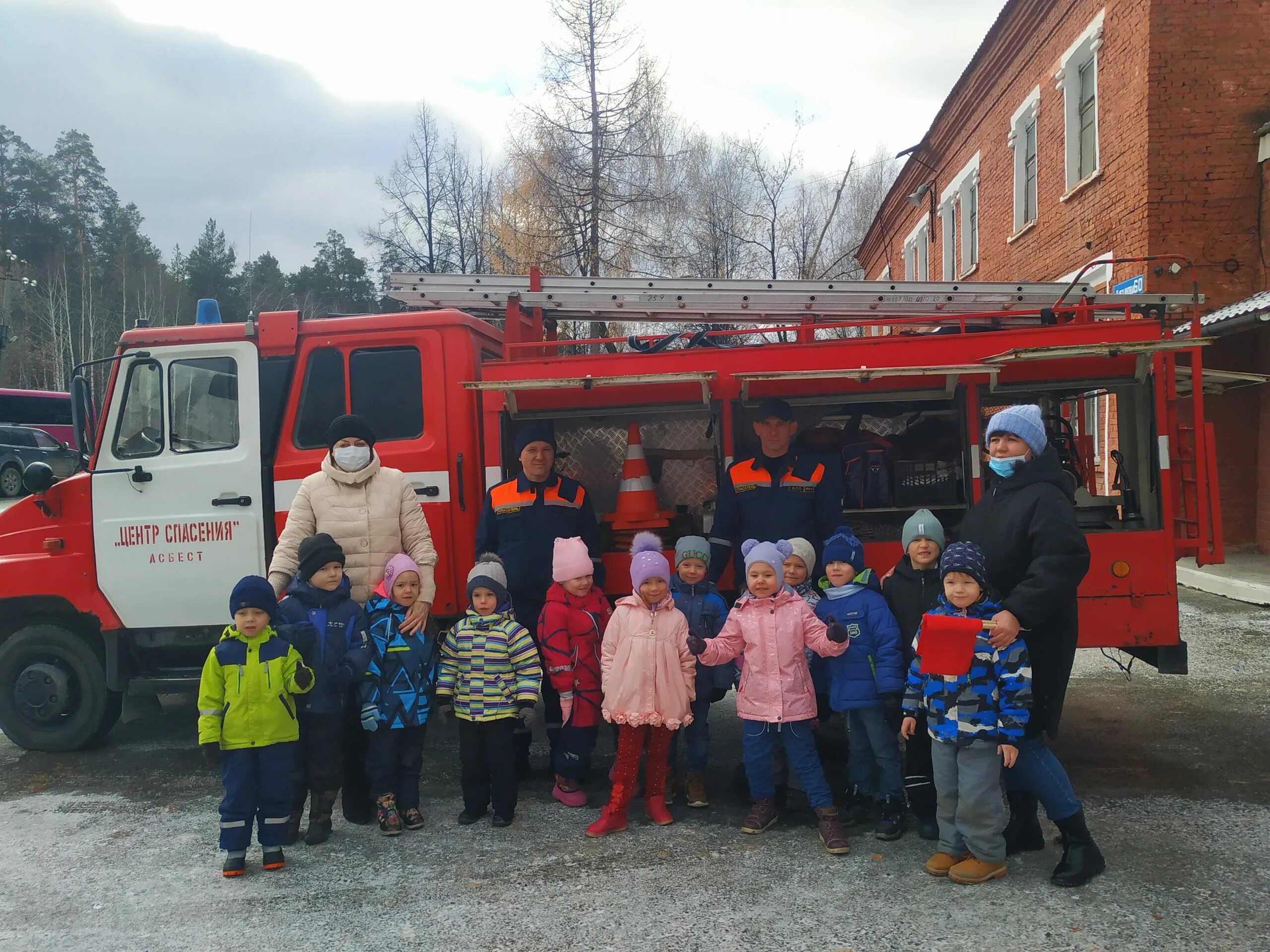 Служба спасения соликамск. Городская служба спасения архангельск. Служба спасения иллюстрации. Спасательные службы. Служба спасателей.