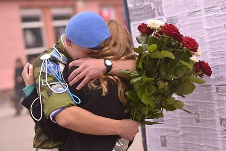 Пришедший с войны муж. Военный с цветами. Встреча солдата. Солдат с букетом. Солдат с букетом цветов.