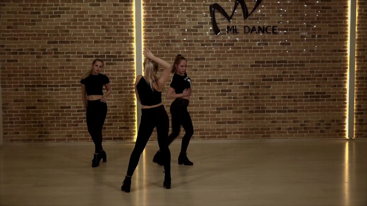 Lady dance танцевальный стиль. Леди дэнс. Видео сербская леди которая танцует. Bachata lady style. Alexis dance studio на авиамоторной.