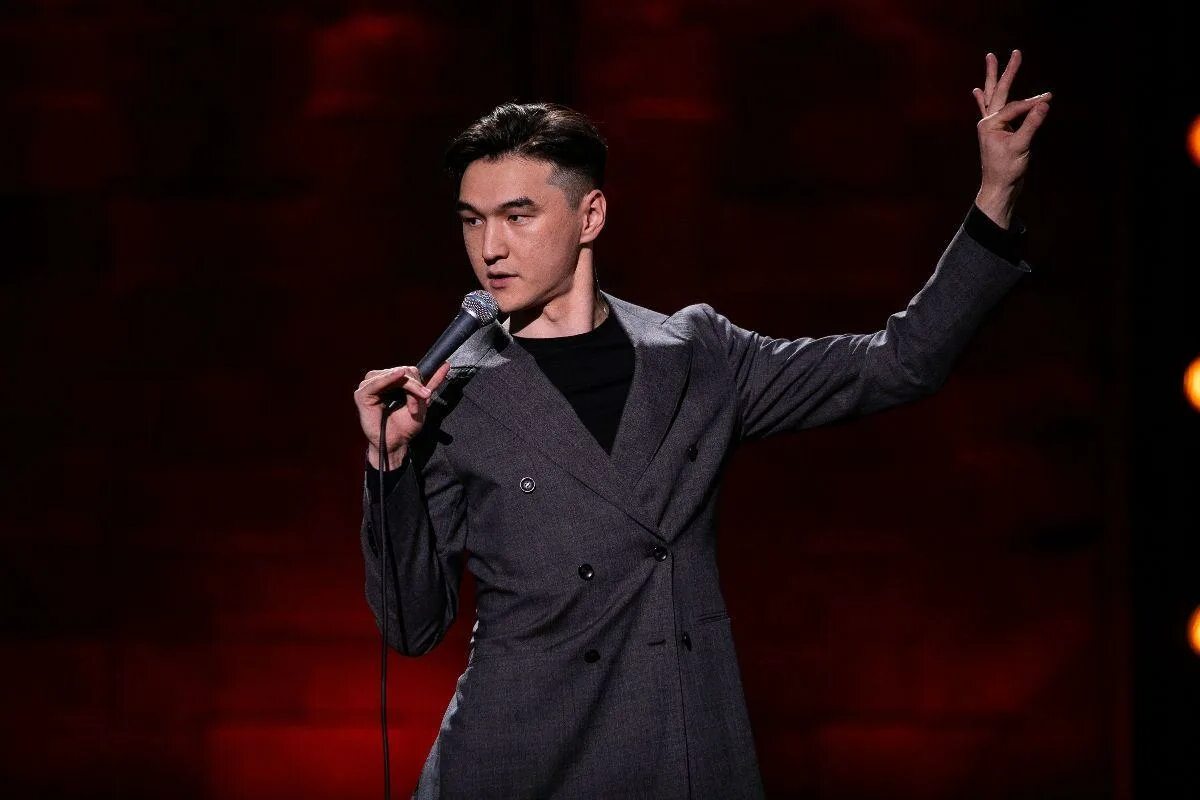 Сабур нурланов стендап. Нурлан сабуров. нурлан сабуров стендап-комики. stand up нурлан сабуров. казах стендапер нурлан сабуров.