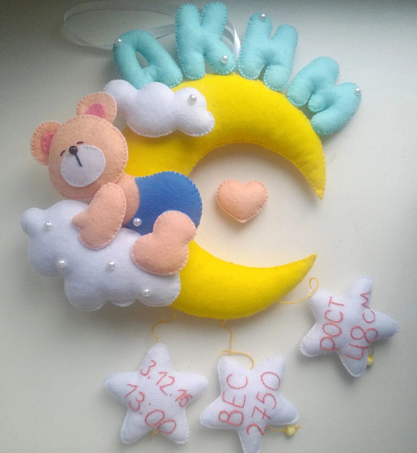 Месяц из фетра. Игрушки из фетра на мобиль. Игрушки из фетра для малышей. Мобиль фетр. Мобиль из фетра мишка на луне.