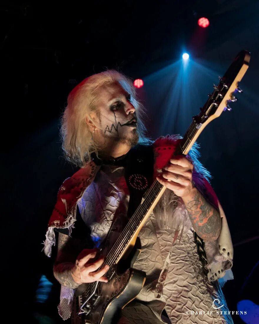 John 5 and the creatures - 2019 - invasion. John 5 & the creatures bassist. I am john 5. John 5 фото. John 5 & the creatures.