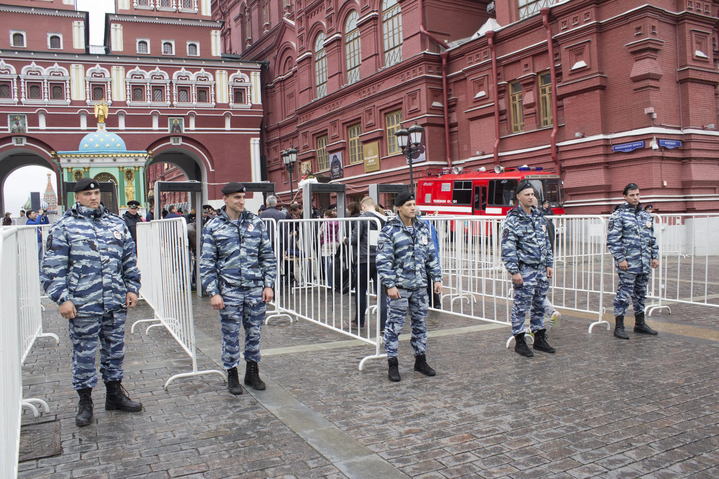 Усиление в москве сегодня. Охрана Кремля в Москве Росгвардия. Охрана общественного порядка. Полицейские на красной площади. Охрана общественного порядка Росгвардии.