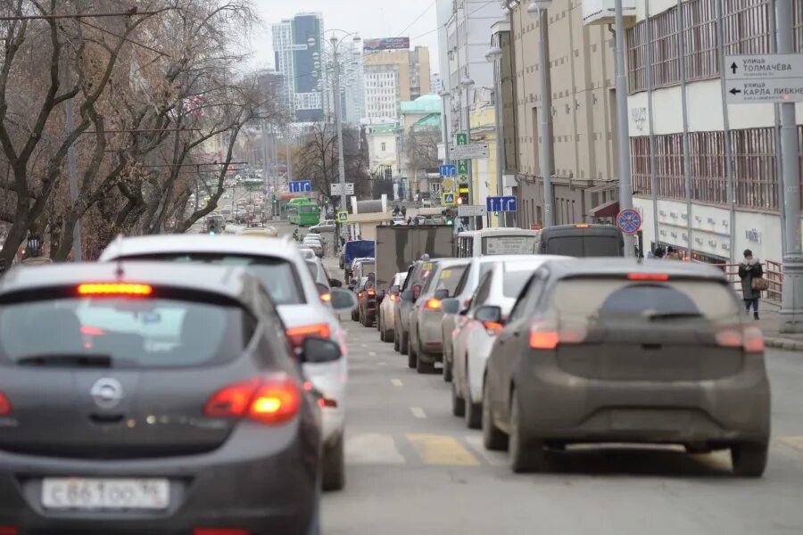 Екатеринбург почему пробка. Пробки екатеринбург фото. Пробка машин. Екатеринбург почему пробка. Пробки тюмень.