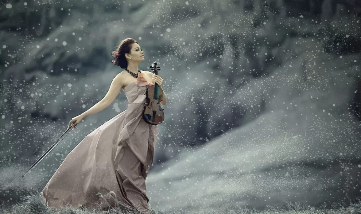 Женщина в метель. Зима девушка кружится. Девушка танцует зимой. Метель муз