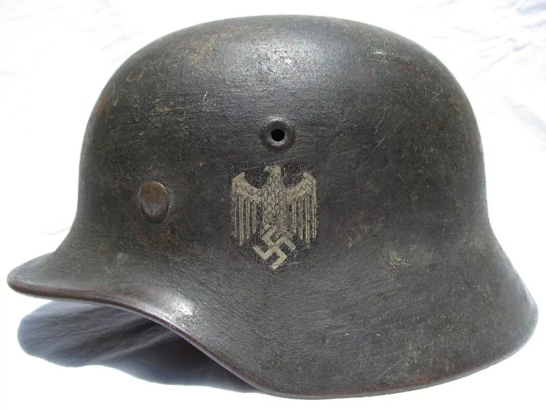 Немецкая каска ww2. Немецкие шлемы второй мировой войны. СС на немецких касках 2 мировой войны.. Немецкая каска 2 мировой войны.