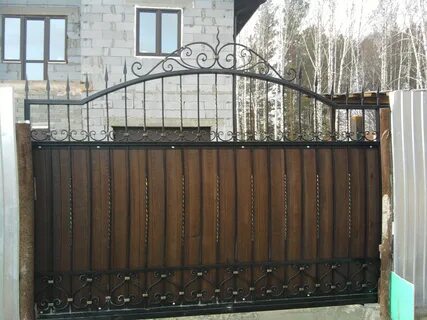 Забор с ковкой