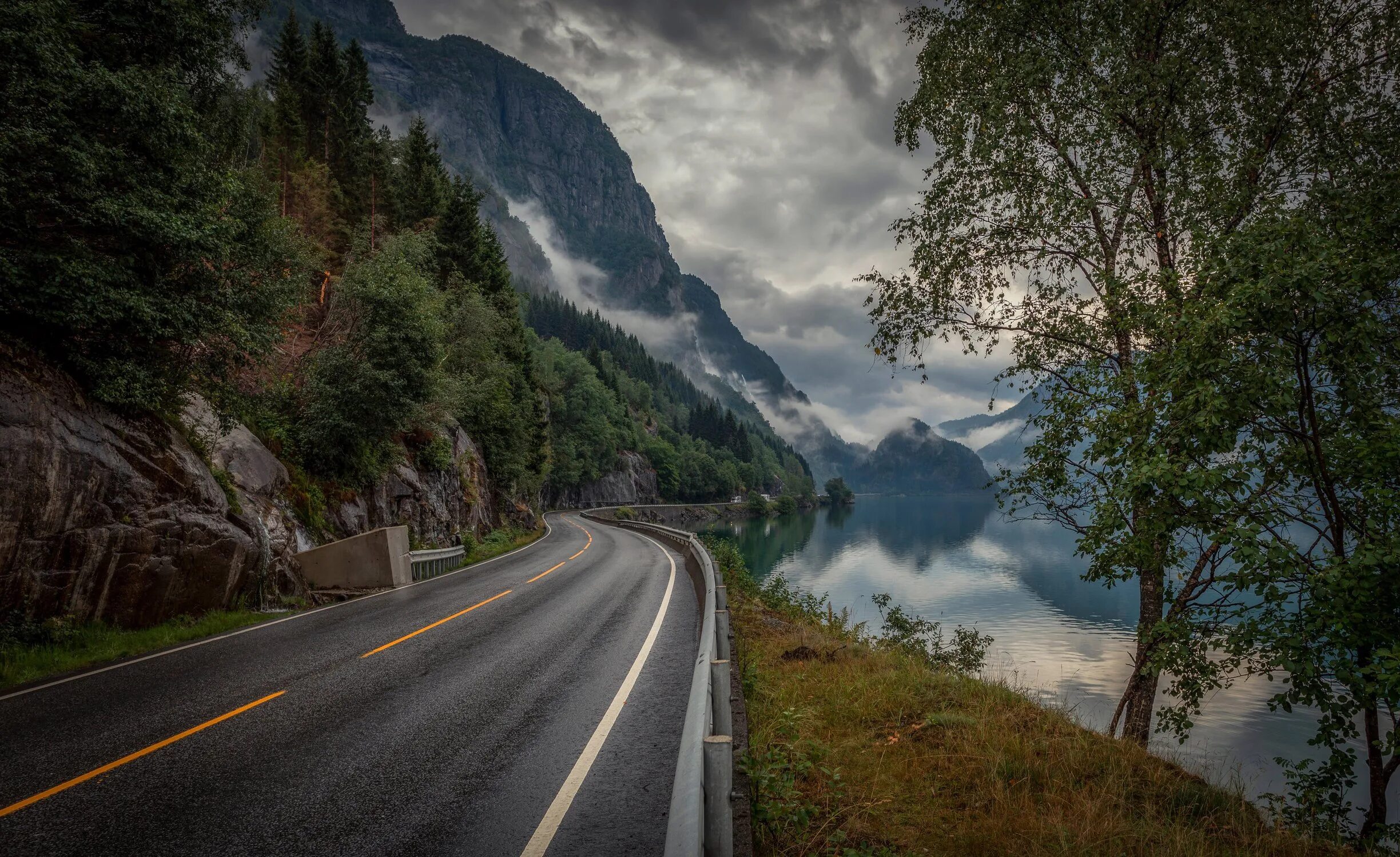 Дорога к озеру 3 класс. Lysebotn Road, Норвегия. Норвегия грунтовая дорога горы. Дорога в гору. Дорога вдоль озера.