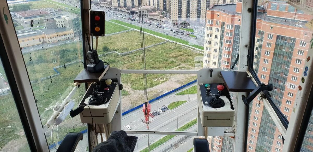 Крановщик оператор дистанционного управления. Крановщик. машинист крана крановщик. современные кабины крановщика. вид из кабины крановщика.