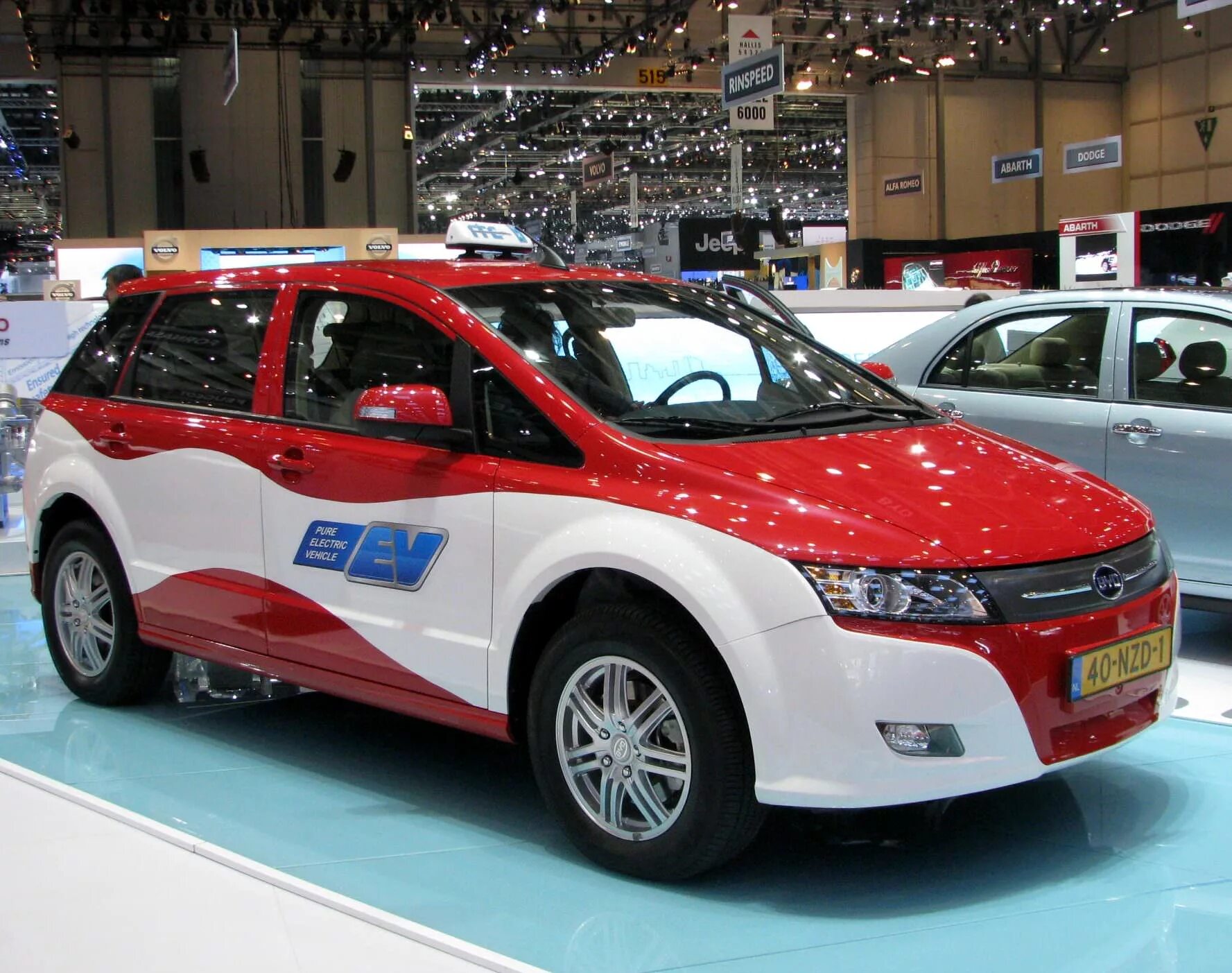 Китайский электромобиль BYD. BYD BYD электромобиль. BYD e6 2022. Электрокары BYD. Китайские электромашины