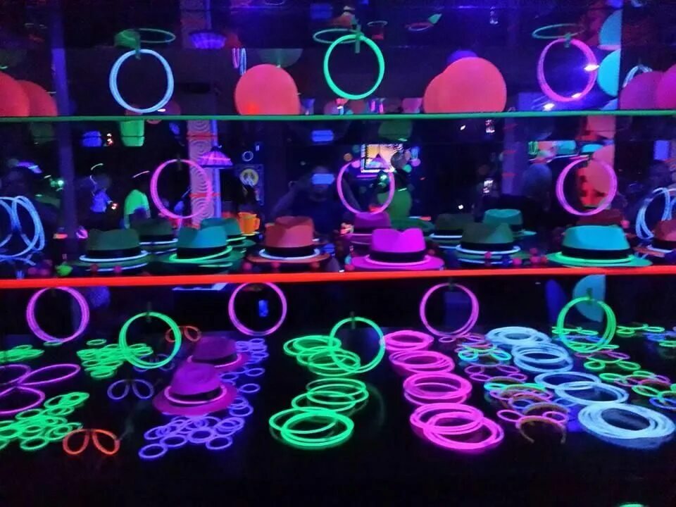 Neon party. Фиеста неон пати. Неон вечеринка. Вечеринка в стиле неон. Неоновая дискотека.