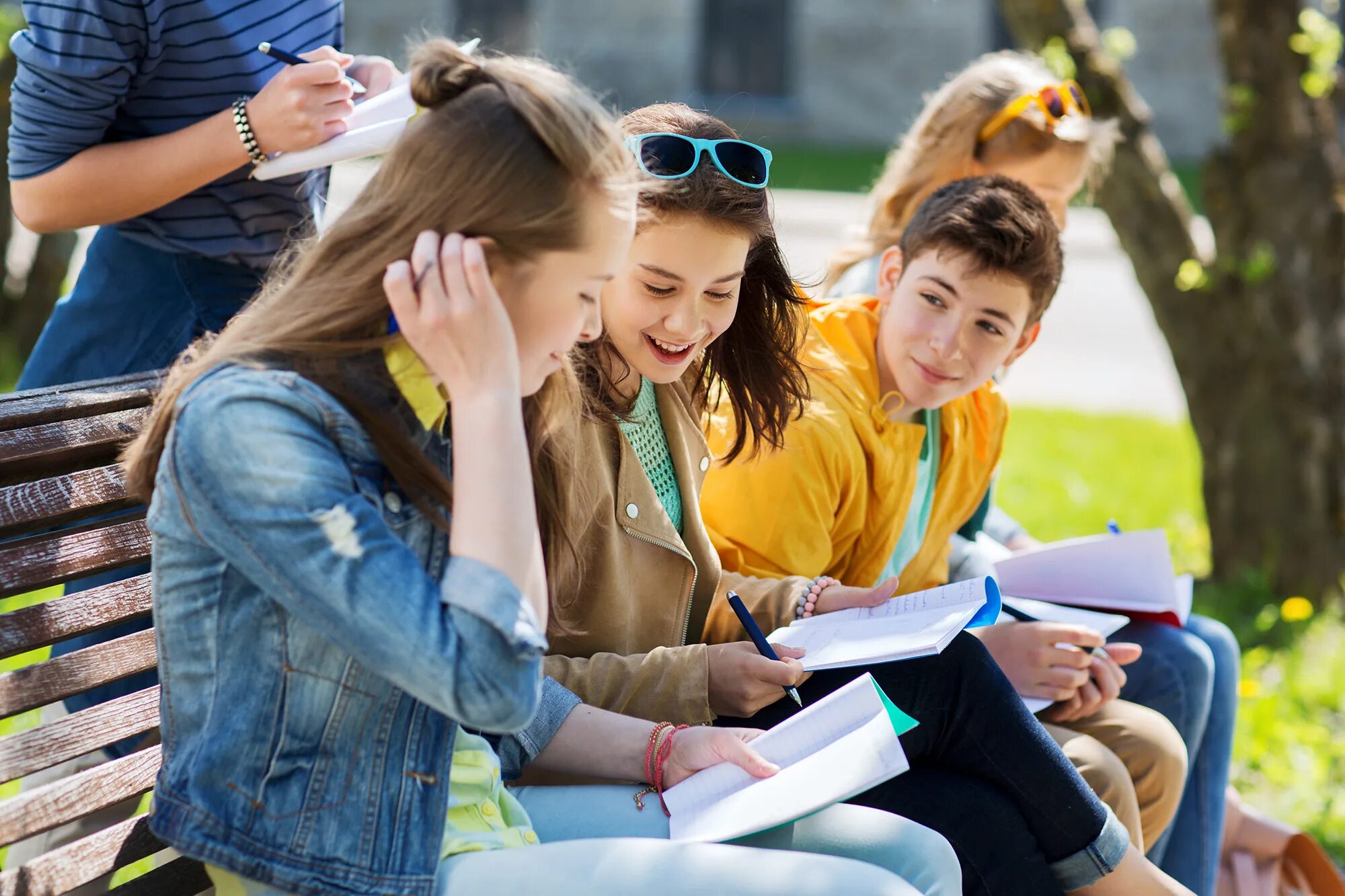 Talk about school life. Подросток со сверстниками. Подростковый Возраст. Счастливые школьники. Школьники подростки.