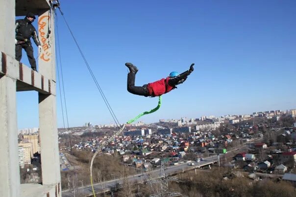 Прыжок с моста. Прыжок с тарзанки нижний новгород. Нижний новгород федоровского прыжки тарзанка. Прыжок с тарзанки в новосибирске. Прыжки с тарзанки нижний новгород.