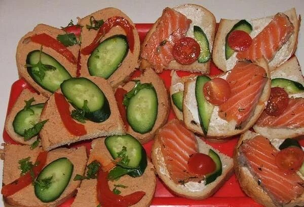 Бутерброд с колбасой. Бутерброд с колбасой сыром и помидорами. Холодные бутерброды. Бутерброды с колбасой помидором и огурцом. Бутерброды с помидорами и сыром.