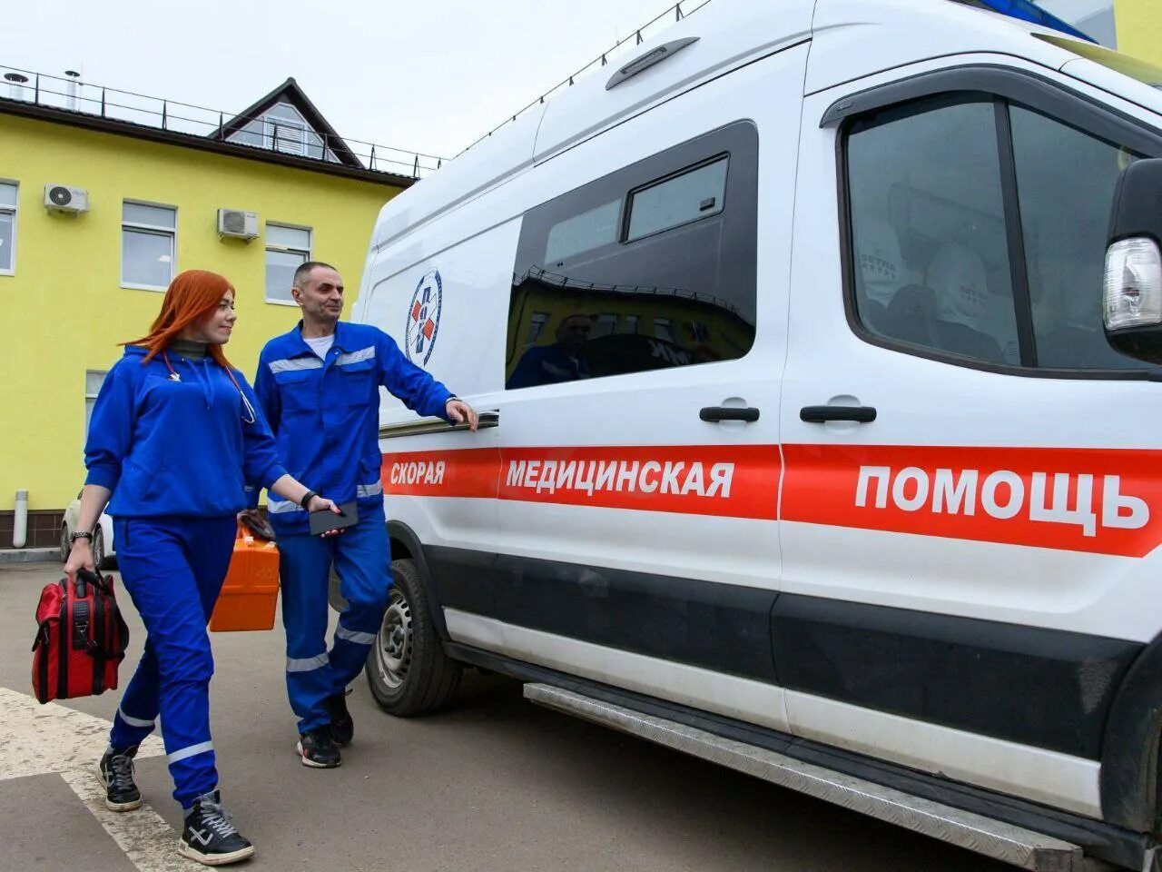 Про работников скорой помощи. Врач скорой медицинской помощи. Бригада скорой помощи. Фельдшер скорой помощи. Работники скорой помощи.