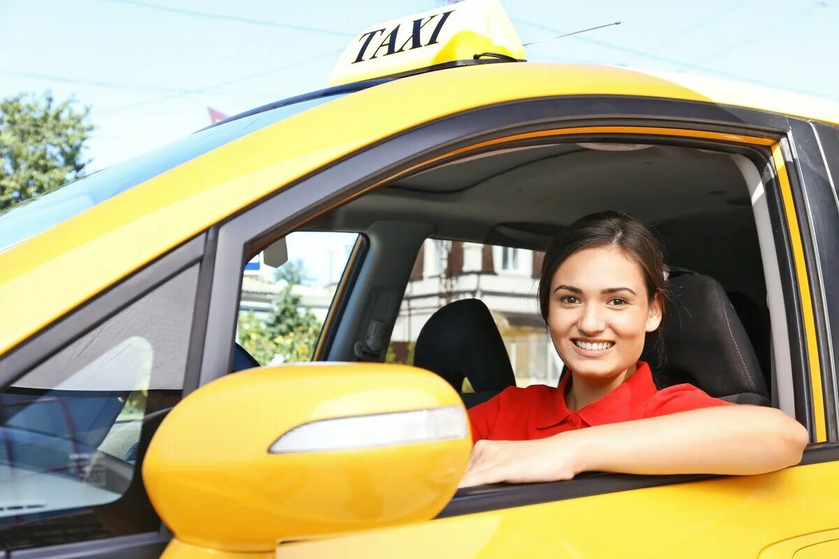 Как сесть в такси. Женщина таксист. Девушка в такси. Женщина за рулем такси. Девушка водитель такси.
