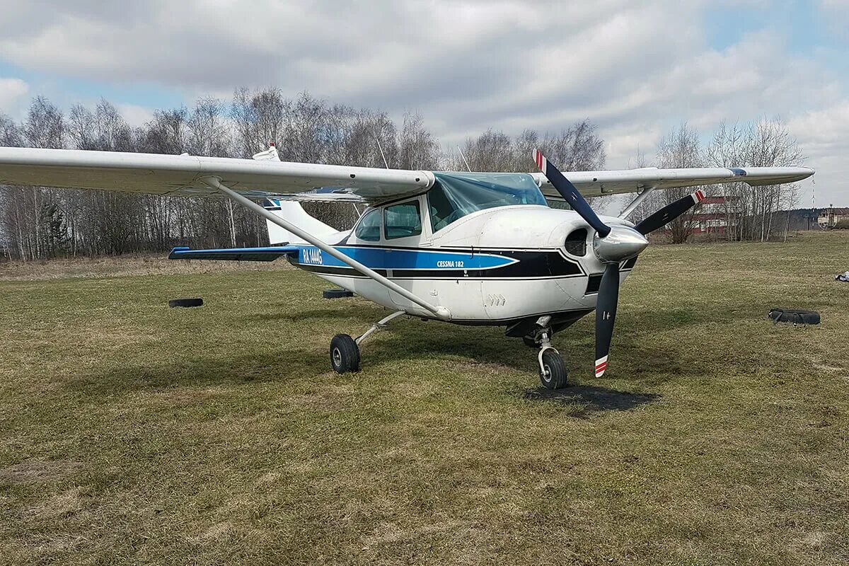 Полет 4 местный самолет. Cessna 182 (4-х местный). Cessna 172 4-х местный. Полет на Cessna-182. Самолет Cessna 182.