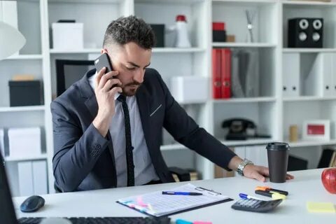 Люди в костюмах работают