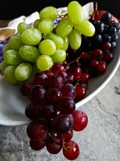 Вкусный черный виноград