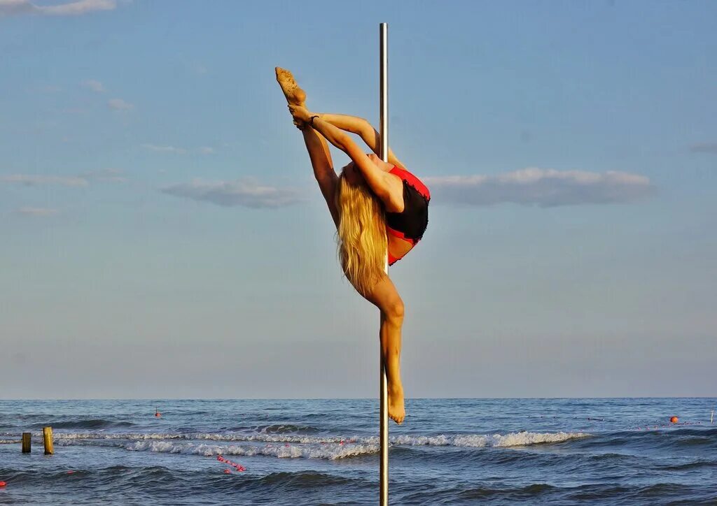 парень на шесте. Pole sport соревнования. воздушная акробатика на пилоне. элементы шестовой акробатики. танец на шесте.