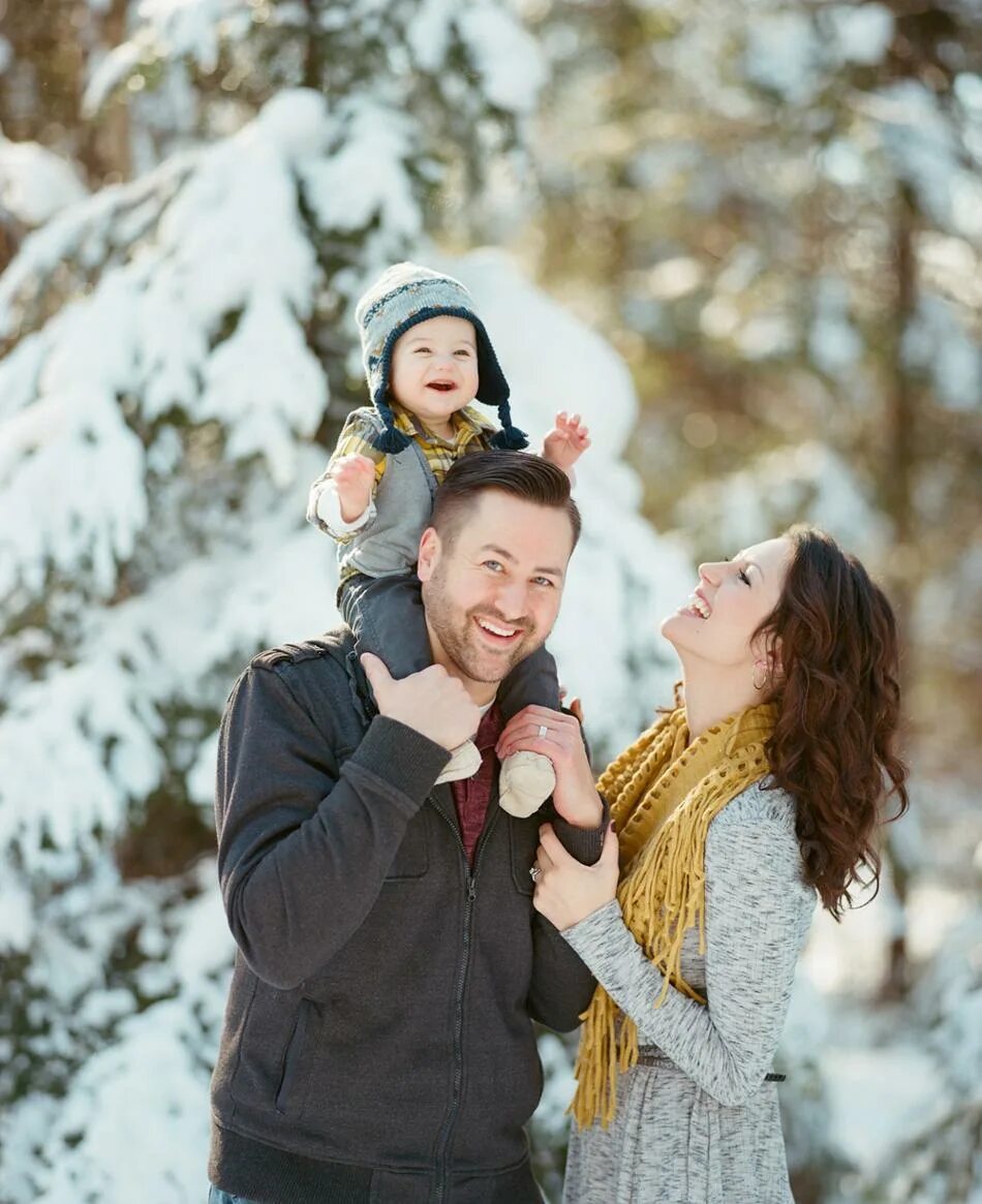 Винтер фэмили. Фотосессия зимой семья. Зимняя семейная фотосессия. Зимняя фотосессия семья. Семейная фотосессия.