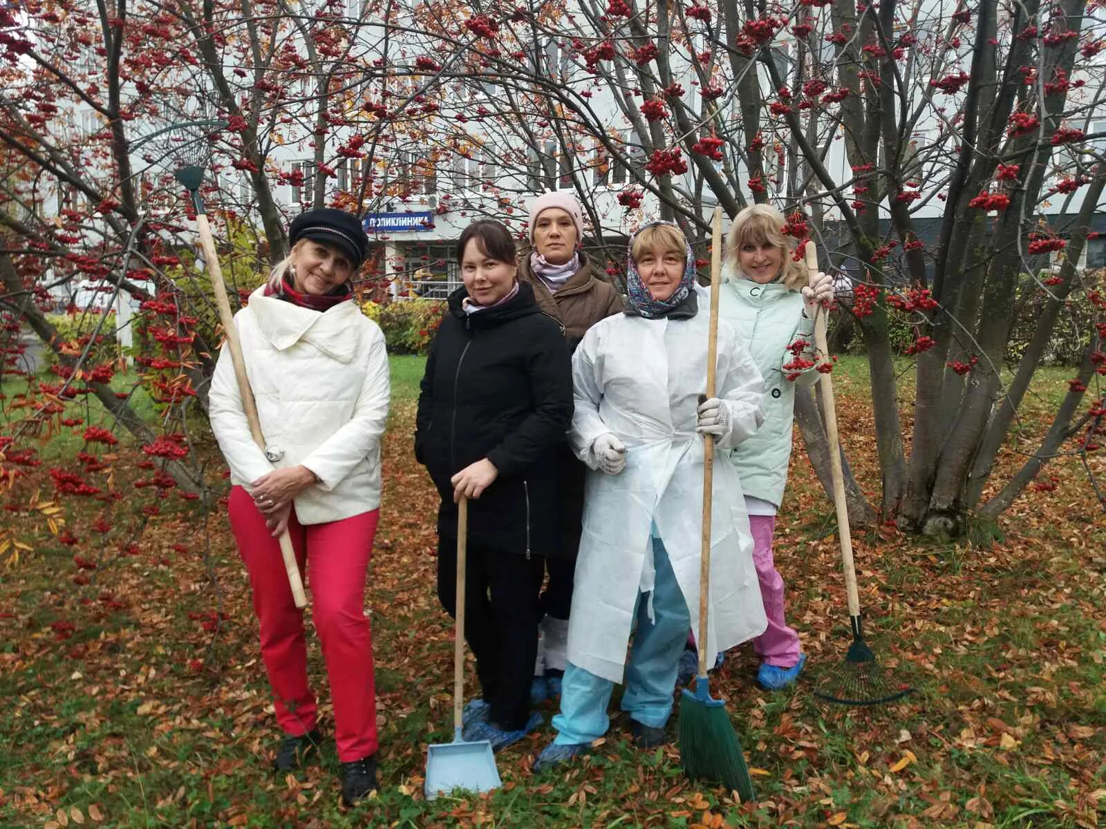Субботник по благоустройству территории. Субботник в таганроге. Женщины на субботнике. Детский субботник. Субботник в детской больнице.